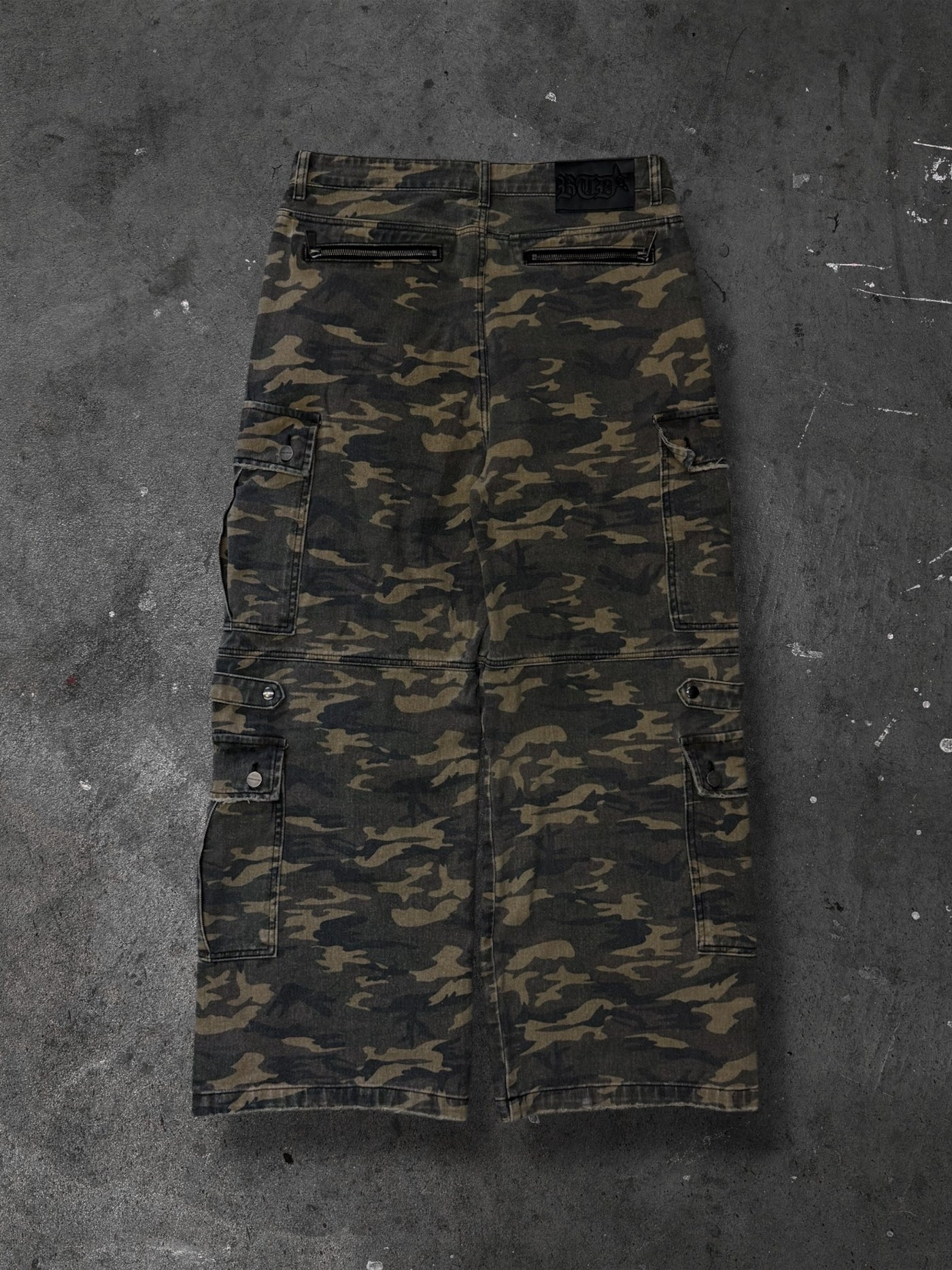 BAGGY CAMO CARGOS