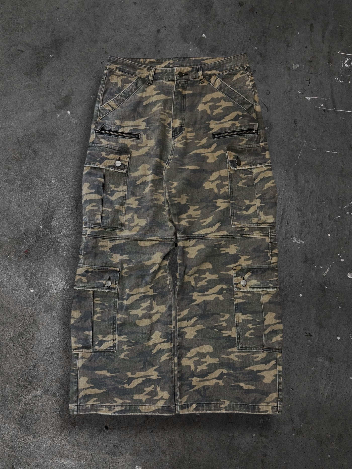 BAGGY CAMO CARGOS